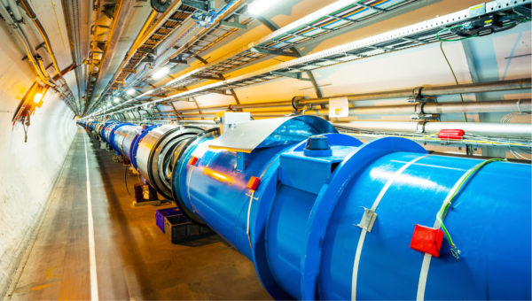 I fisici del CERN, uno dei più sofisticati laboratori di fisica delle particelle del mondo, sono alla ricerca delle WIMP con l'LHC (da “Large Hadron Collider”), facendo scontrare assieme protoni o nuclei atomici ad altissima velocità per ricreare le condizioni di altissima energia dell'universo primordiale, qualche milionesimo di milionesimo di secondo dopo il big bang.