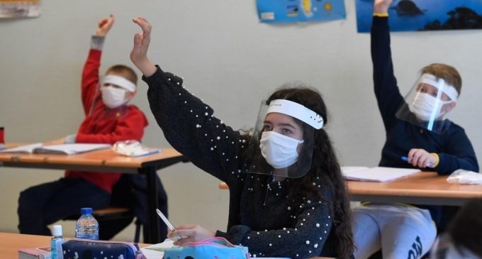 Mascherine e piccoli gruppi: come sono già tornati in classe gli alunni francesi e tedeschi | LAGONE