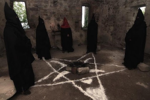 I segreti del rito satanico per eccellenza: la Messa Nera